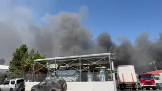 Δύσκολες ώρες στην Αραδίππου – Προσπάθειες για να μην επεκταθεί η φωτιά