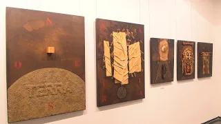 Jordi Paüls transforma fustes, cordes i sacs de cafè en poesia visual a Amics de les Arts