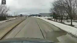 Новое видео с видеорегистратора показывает, как заказной автобус врезается в склад в Грин-Бей.