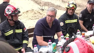 Vučić u Deliblatskoj peščari: Do sada izbačeno 492 tone vode letelicama