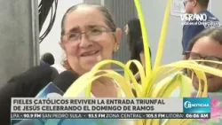 Fieles católicos reviven la entrada triunfal de Jesús al celebrar el Domingo de Ramos.