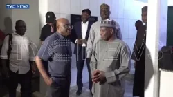 Макинде возглавляет фракцию ПДП во главе с Тураки во время визита к лидерам АДК, поддерживаемым М...