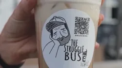 Возьмите вкусный заряд бодрости в кафе The Struggle Bus в Уинстон-Салеме. Возьмите вкусный заряд бодрости в кафе The Struggle Bus в Уинстон-Салеме.