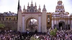 Histórica chicotá de la Macarena entrando de espaldas al Arco al son de Campanilleros