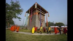 Их Величества присутствуют на освящении чортена Угьен Норлха. Их Величества присутствуют на освящении чортена Угьен Норлха.