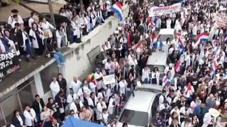 Doctors take to the streets: medical strike becomes indefinite