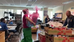 Сотрудники Управления транспортной безопасности Бойсе получили пасхальные пожертвования после бол... Сотрудники Управления транспортной безопасности Бойсе получили пасхальные пожертвования после бол...