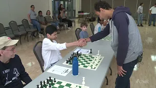 Chess grandmaster battles nearly 20 Vancouver Island players