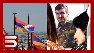 Մահացածներին երանի տալով են փառավոր տոնը նշում Եռաբլուրում. բախտակից կանայք սփոփում են իրար