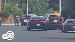 По словам официальных лиц, в Портервилле во время стрельбы был ранен заместитель шерифа. По словам официальных лиц, в Портервилле во время стрельбы был ранен заместитель шерифа.