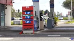 Diesel verso il razionamento, stop cherosene per gli aerei. Bollette del gas, +20% - Canale 10 Diesel verso il razionamento, stop cherosene per gli aerei. Bollette del gas, +20% - Canale 10