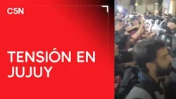 TENSIÓN en JUJUY: POLICÍAS vs MANIFESTANTES en el RECLAMO SALARIAL TENSIÓN en JUJUY: POLICÍAS vs MANIFESTANTES en el RECLAMO SALARIAL