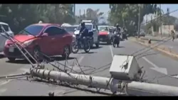 Furgón impacta contra poste eléctrico en carretera Nueva León