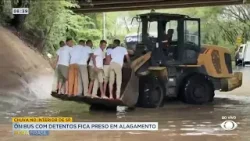 Ônibus com detentos fica preso em alagamento no interior de SP