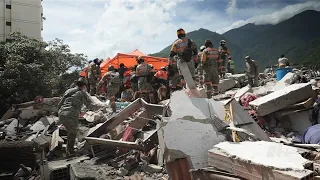 En La Guaira, Venezuela, la Sedena Se Abre Paso entre la Destrucción para Lograr Rescates