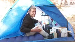 Дарко Василевски го прекина штрајкот со глад по шест дена пред Медицинскиот факултет