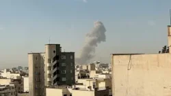 El video muestra humo elevándose sobre la plaza Jomhouri en Teherán tras un ataque israelí