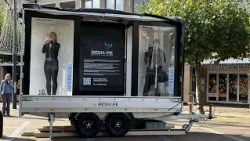 Actors in ‘packages’ call attention to human trafficking at De Loper