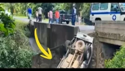 Pickup truck falls into a drainage ditch in La Garita after being cut off