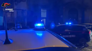 Napoli, l'amnesia scorre tra i vicoli: arrestati due giovani pusher