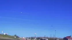 Видео с видеорегистратора показывает возможное падение метеорита на землю в Хьюстоне. Видео с видеорегистратора показывает возможное падение метеорита на землю в Хьюстоне.