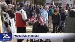 Сотни людей собрались на акцию протеста "Нет королям" в Манитовоке в Вашингтонском парке.