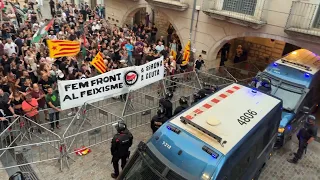 Dues manifestacions contraposades divideixen la plaça del Vi