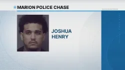 Закованный в наручники подозреваемый угнал полицейский автомобиль; в результате погони пострадал ... Закованный в наручники подозреваемый угнал полицейский автомобиль; в результате погони пострадал ...