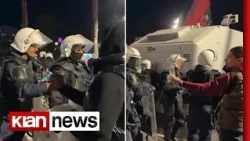 "Kaq lekë kisha në xhep", protestuesi u dërgon ujë efektivëve të policisë