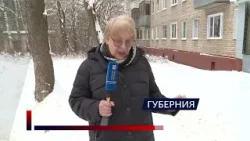 Снизу сугробы и лед под ними, сверху — ледяные сталактиты