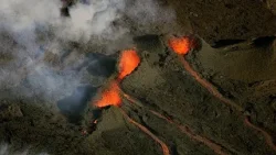 Reunion Island: Residents get close to lava flows of Piton de la Fournaise