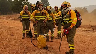La Policía evacua a vecinos por un incendio que amenaza casas cerca de Madrid