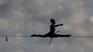 İp cambazı, Avrupa'nın en yüksek kömür tepeleri arasında 400 metre yürüdü