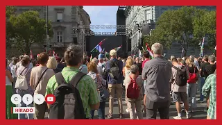 Tüntetés a Terror Házánál: A kommunistákhoz hasonlították Magyar Péter kormányát