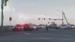 В Брайтоне произошла авария, в результате которой погиб один человек, перекресток перекрыт.