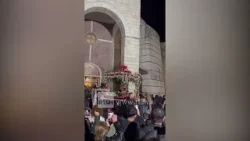 Besimtarët ortodoksë në Gjirokaster kremtojnë të Premten e Zezë, ndjekin ceremoninë e  Epitafit