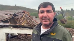 Sakarya'da sel ve heyelan bir evi yıktı, eşyalar çevreye savruldu
