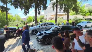 Makina e ministrit del nga Kuvendi, protestuesit e sulmojnë me vezë