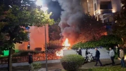 Protestuesit futen brenda Komisariatit nr.2, djegin një makinë policie