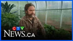 Новое садоводческое шоу Зака Галифианакиса снято в Британской Колумбии. Новое садоводческое шоу Зака Галифианакиса снято в Британской Колумбии.