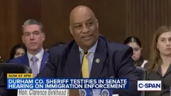 Шериф графства Дарем защищает свою политику в показаниях перед Конгрессом. Шериф графства Дарем защищает свою политику в показаниях перед Конгрессом.