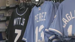 Болельщики «Роялс» готовятся к домашнему матчу открытия сезона в понедельник, приобретая новую эк...