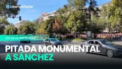 Pitada ensordecedora y abucheos a Sánchez en su llegada al desfile del 12-O