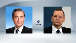 Глава МИД Китая провёл телефонные переговоры с советником президента Франции