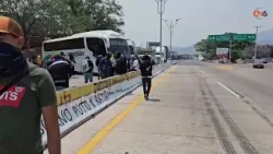 Bloquean normalistas de Ayotzinapa Autopista para exigir reunión con Gobierno federal