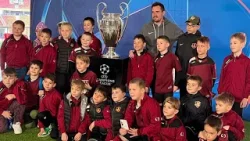 Budapest si prepara per la finale: il trofeo della Champions League esposto alla Puskás Aréna