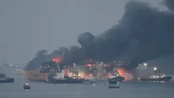 Indonésie : des images montrent un ferry ravagé par les flammes