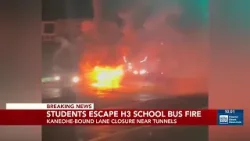 Студенты спасаются из горящего автобуса, из-за которого была перекрыта полоса движения на шоссе H-3. Студенты спасаются из горящего автобуса, из-за которого была перекрыта полоса движения на шоссе H-3.