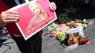 Fleurs et souvenirs: les fans rendent hommage à Dolly Parton