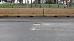 Via Acton, beffa lavori: l’asfalto rifatto si è sbriciolato per le piogge Via Acton, beffa lavori: l’asfalto rifatto si è sbriciolato per le piogge